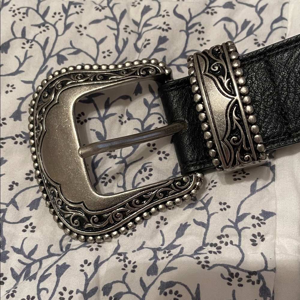 Vince Camuto Womens Black Leather Belt with silver tool designed detail. NWT